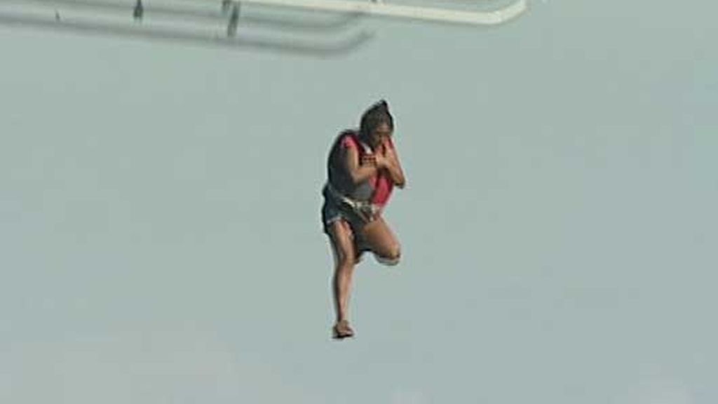 Los anónimos saltan del helicóptero