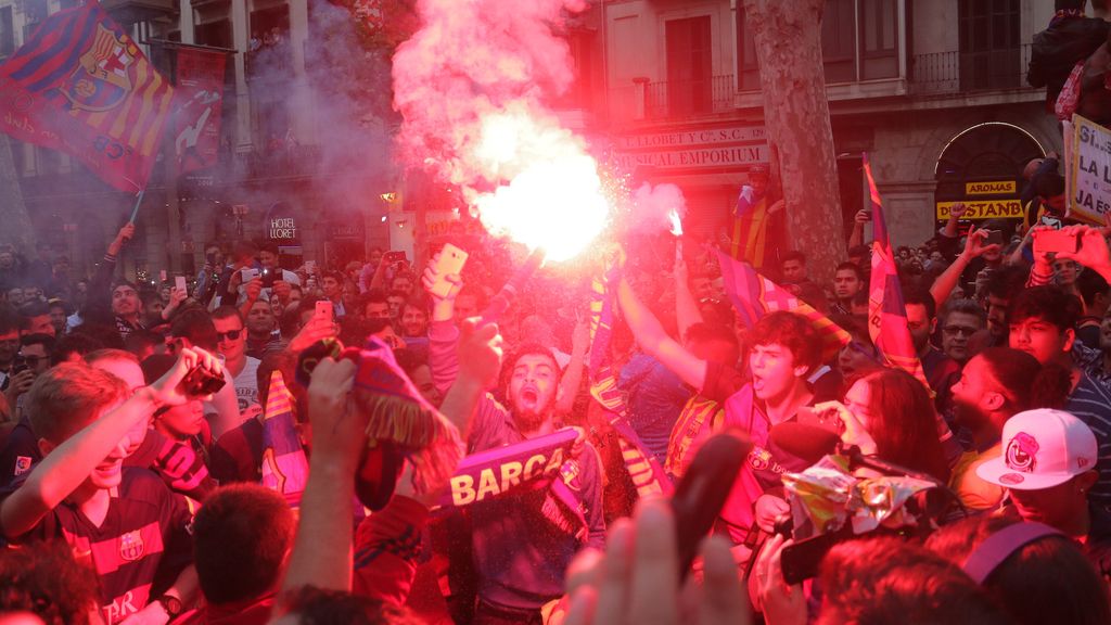 Los aficionados del FC Barcelona llenaron Canaletas para festejar el título copero