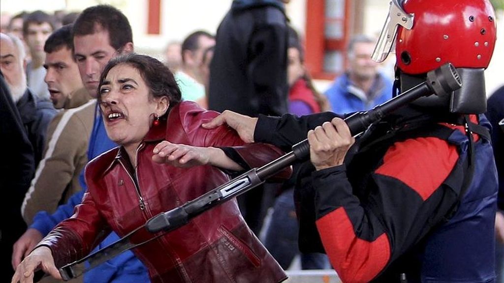 Agentes de la Ertzaintza disuelven una marcha prohibida por la Audiencia Nacional por considerarla un pretexto para rendir homenaje al etarra Jon Aguirre Aguiriano, "Elurtxuri", excarcelado el 3 de mayo tras cumplir 30 años en prisión. EFE/Archivo