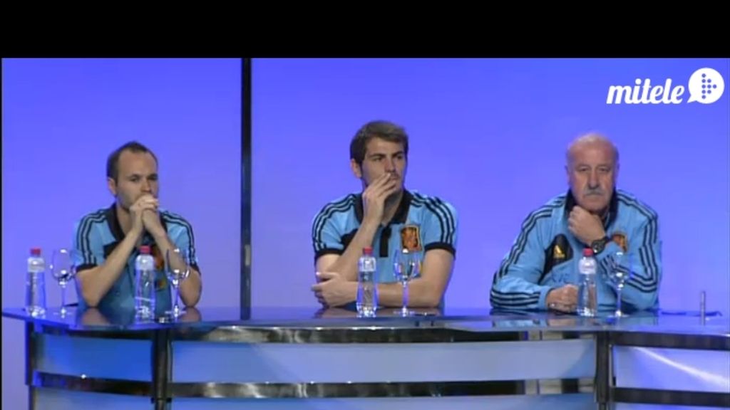 Vasile, J.J. Santos, Manu, Sara, Casillas, Iniesta, Del Bosque, en la presentación