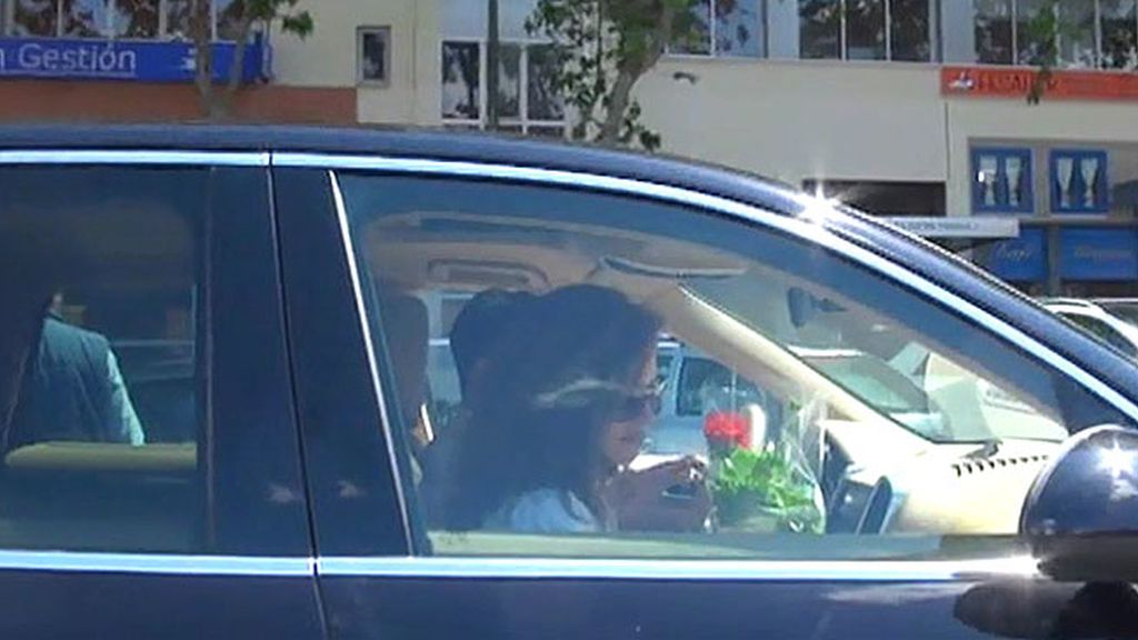 La pareja guarda silencio, pero pasean sonrientes y de la mano