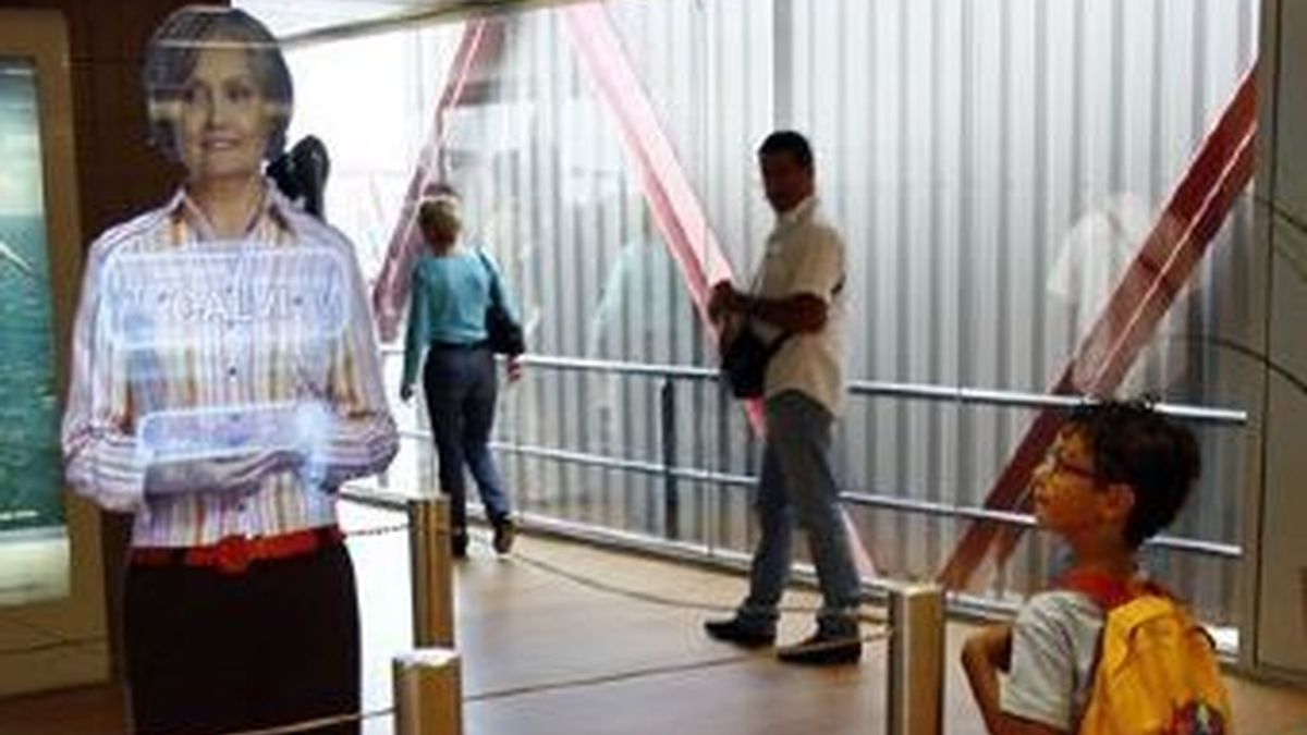 La terminal está experimentando con personal de embarque "virtual". Utiliza los llamados "hologramas de dos dimensiones". Foto AP