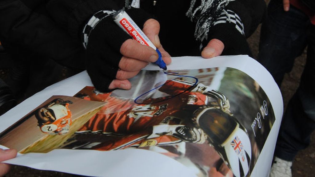 Phil Read firmando un autógrafo