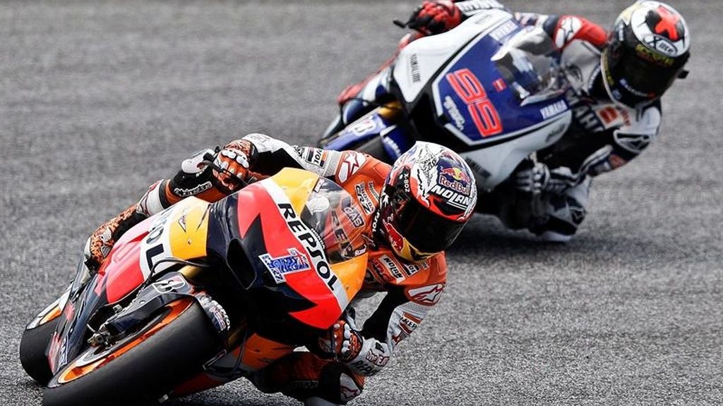 Lorenzo se acerca a Stoner en una curva