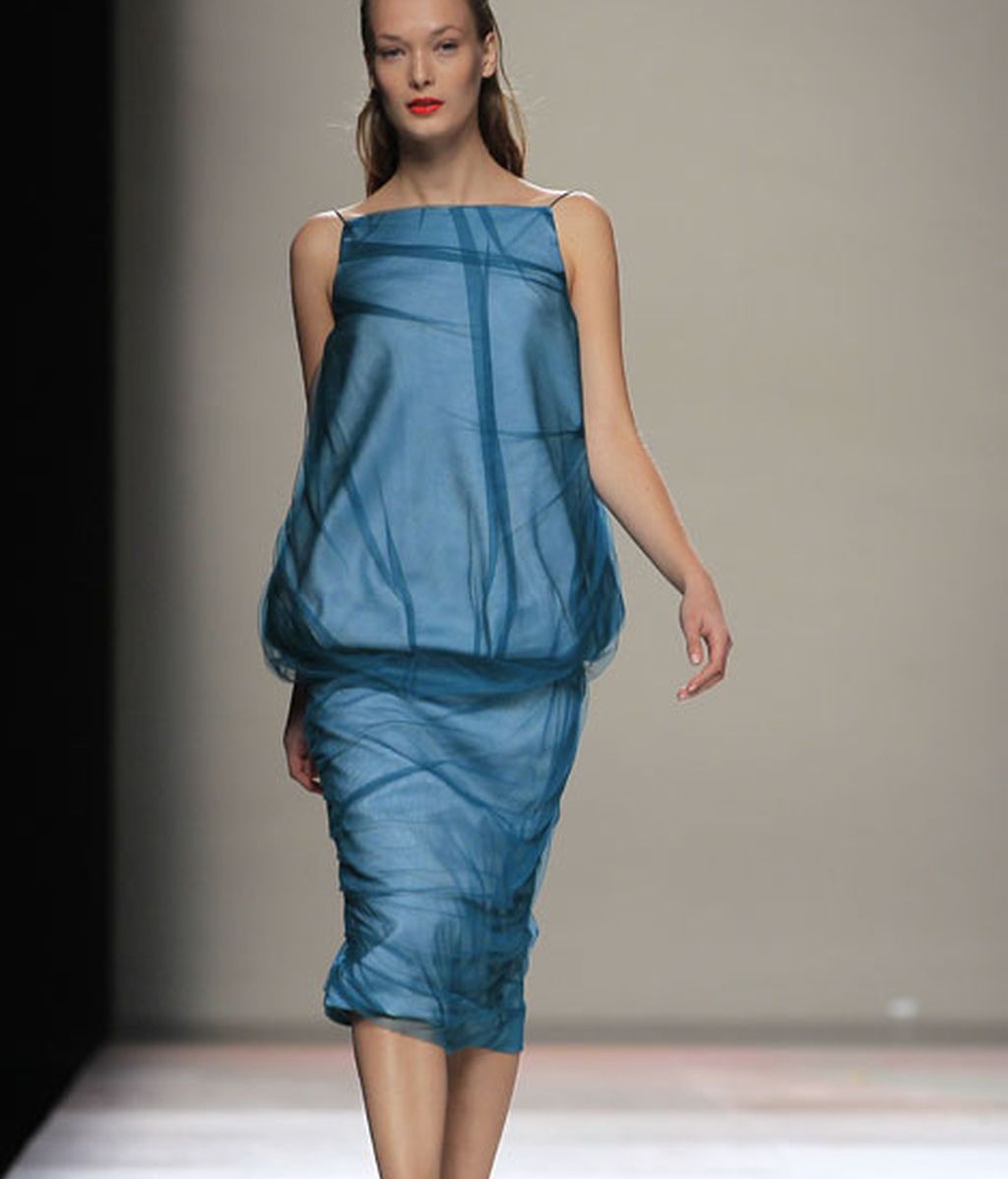 Siluetas fluidas que evocan un verano perpetuo