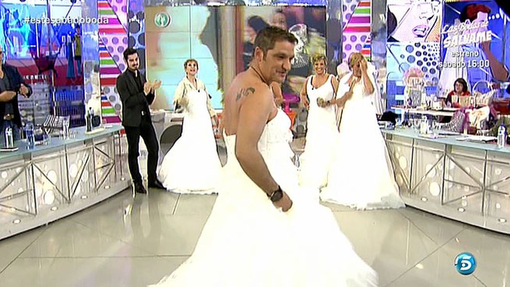 Las colaboradores y los colaboradores desfilan de blanco