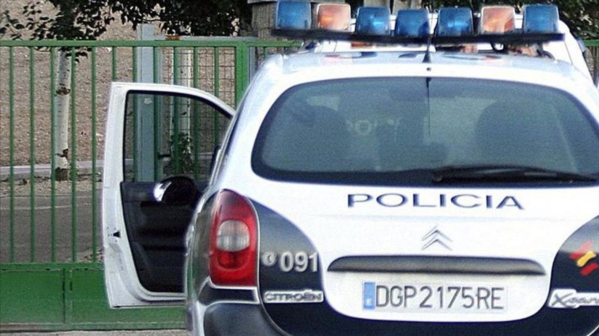 Un coche de policía en un suceso. EFE/Archivo Un coche de policía en un suceso. EFE/Archivo