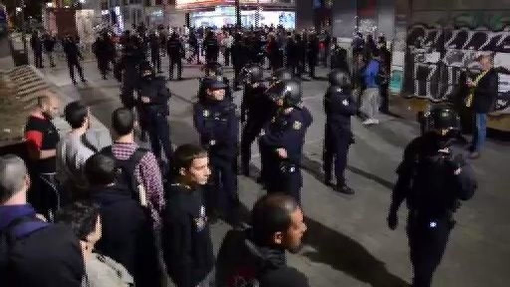 La policía disuelve a la fuerza la concentración en apoyo de los anarquistas en Madrid
