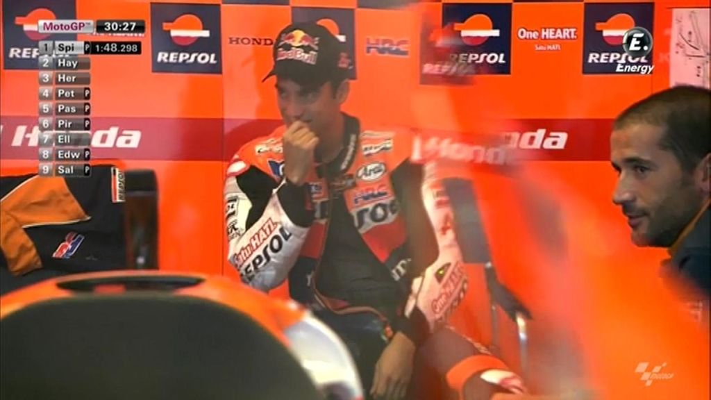 Dani Pedrosa concentrado en el box durante los entrenamientos en Misano