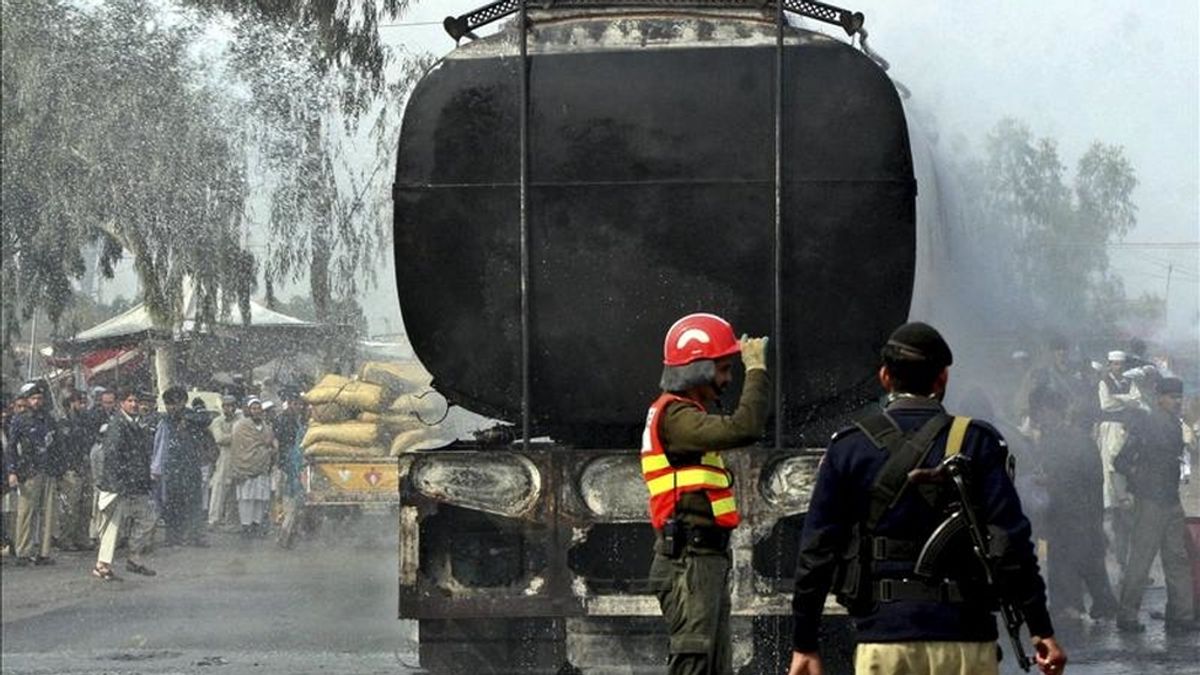 Miembros de las fuerzas de seguridad inspeccionan el lugar del ataque de presuntos insurgentes contra camiones cisterna de la OTAN en el centro de la ciudad de Peshawar, en el oeste de Pakistán. EFE/Archivo