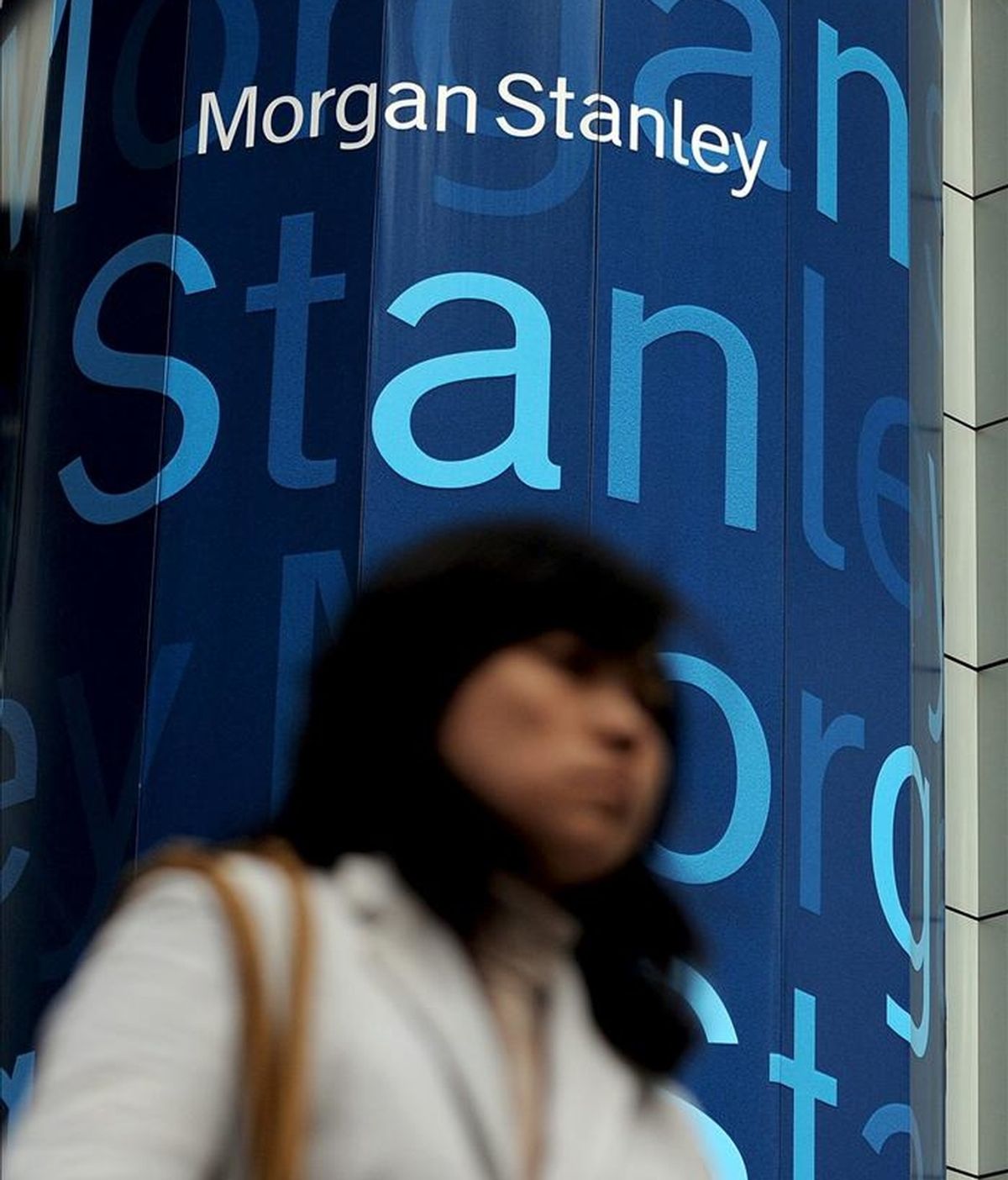 Una mujer pasa frente a una oficina de Morgan Stanley en Nueva York (Estados Unidos). EFE/Archivo
