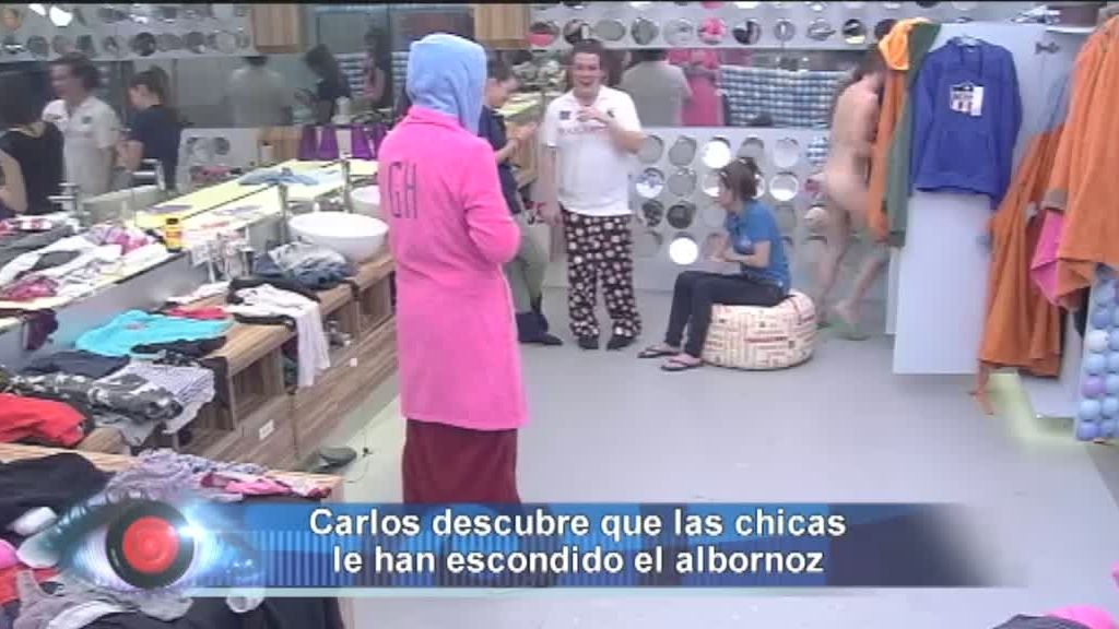 El pobre Carlos ha corrido en cueros por la casa