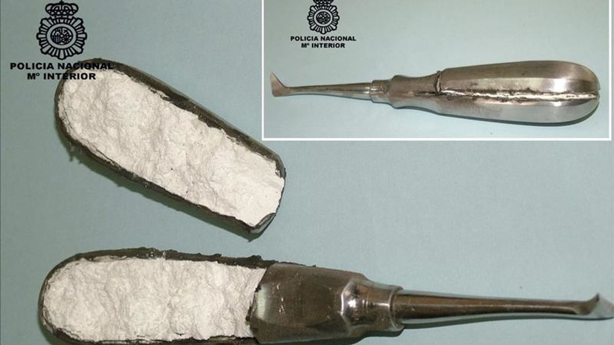 Fotografía facilitada por la Policía Nacional que ha detenido en Barcelona a una persona y ha intervenido medio kilo de cocaína de gran pureza camuflada en los mangos de punzones metálicos de carpintería. EFE