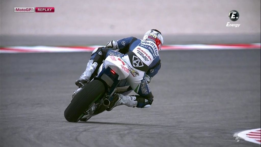 Yonny Hernández derrapa en una curva de Misano