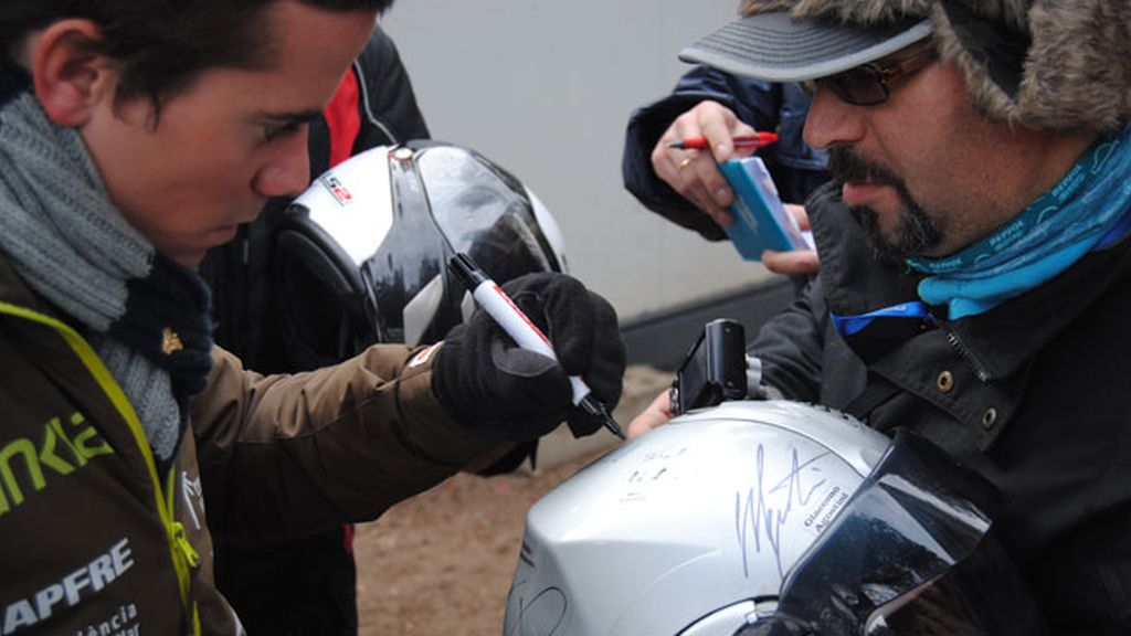 Nico Terol firma el casco de un aficionado