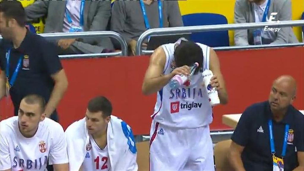 Teodosic se cabrea al ser sustituido... ¡y estampa dos botellas de agua contra el suelo!