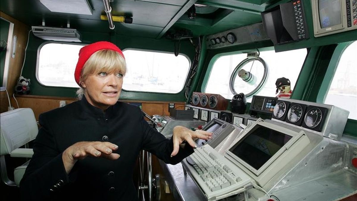 La presidenta de la Fundación y viuda del comandante francés, Francine Cousteau, en el puente de la nave "Alcyone" tras presentar una exposición fotográfica sobre los arrecifes de coral. EFE/Archivo La presidenta de la Fundación y viuda del comandante francés, Francine Cousteau, en el puente de la nave "Alcyone" tras presentar una exposición fotográfica sobre los arrecifes de coral. EFE/Archivo