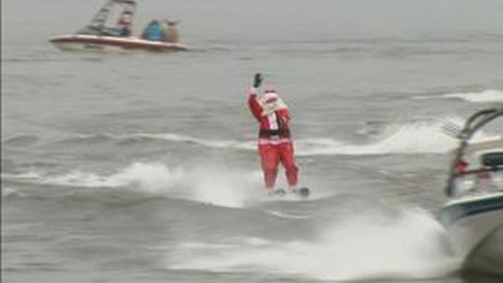 Papá Noel demuestra sus habilidades acrobáticas sobre el agua