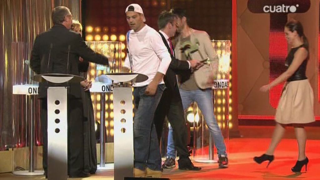 Frank Cuesta recogió el premio acompañado por su equipo