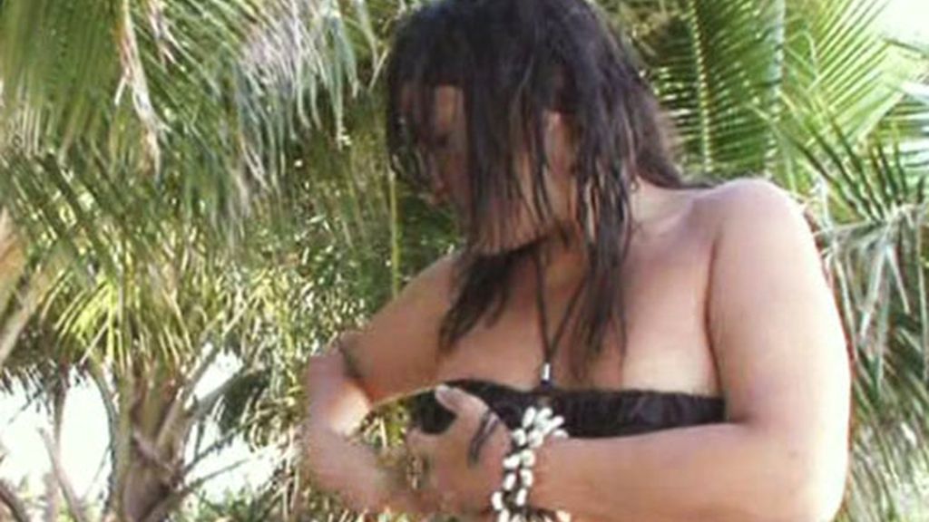 Aída no controla a su bikini