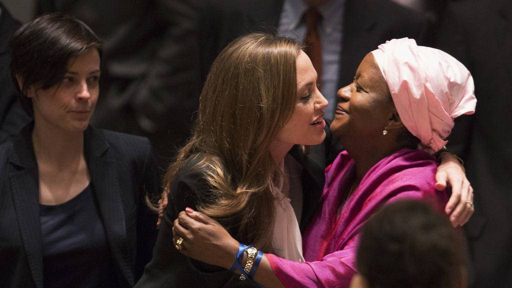La actriz estadounidense y enviada especial del Alto Comisionado de Naciones Unidas para los Refugiados (ACNUR), Angelina Jolie saluda a la saluda a la Representante Especial del Secretario General sobre la Violencia Sexual en los Conflictos, Zainab Bangura