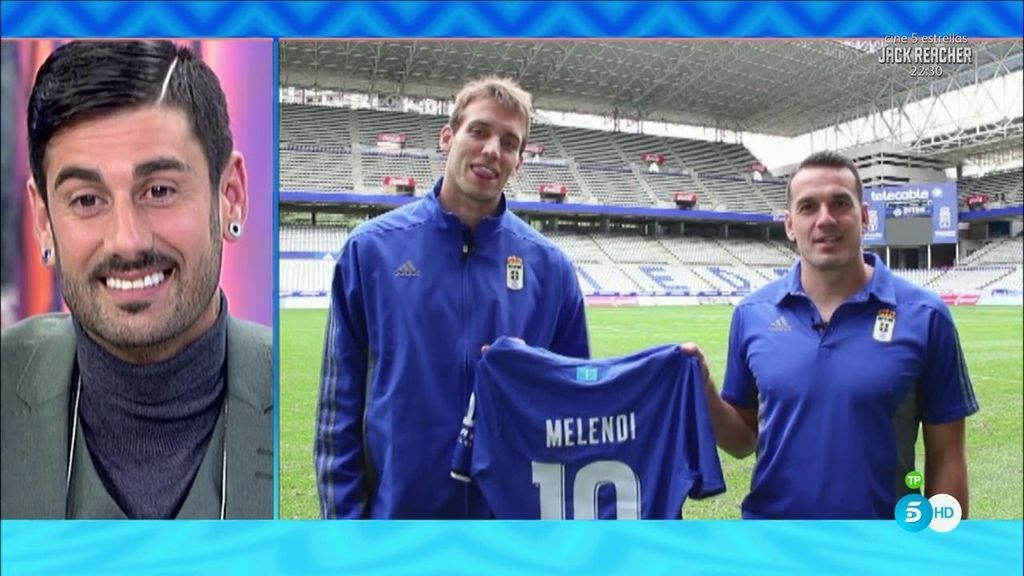 Los jugadores del Real Oviedo sorprenden a Melendi, uno de sus mayores seguidores