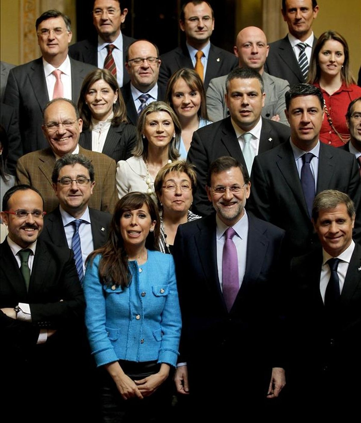 El líder del Partido Popular (PP), Mariano Rajoy (2ºd), acompañado de su homóloga en Cataluña, Alícia Sánchez-Camacho (2ºi), posan conjuntamente con los diputados de su grupo en el Parlament y los candidatos a las alcaldías de las principales ciudades catalanas, durante la visita que ha realizado esta mañana a la cámara catalana. EFE