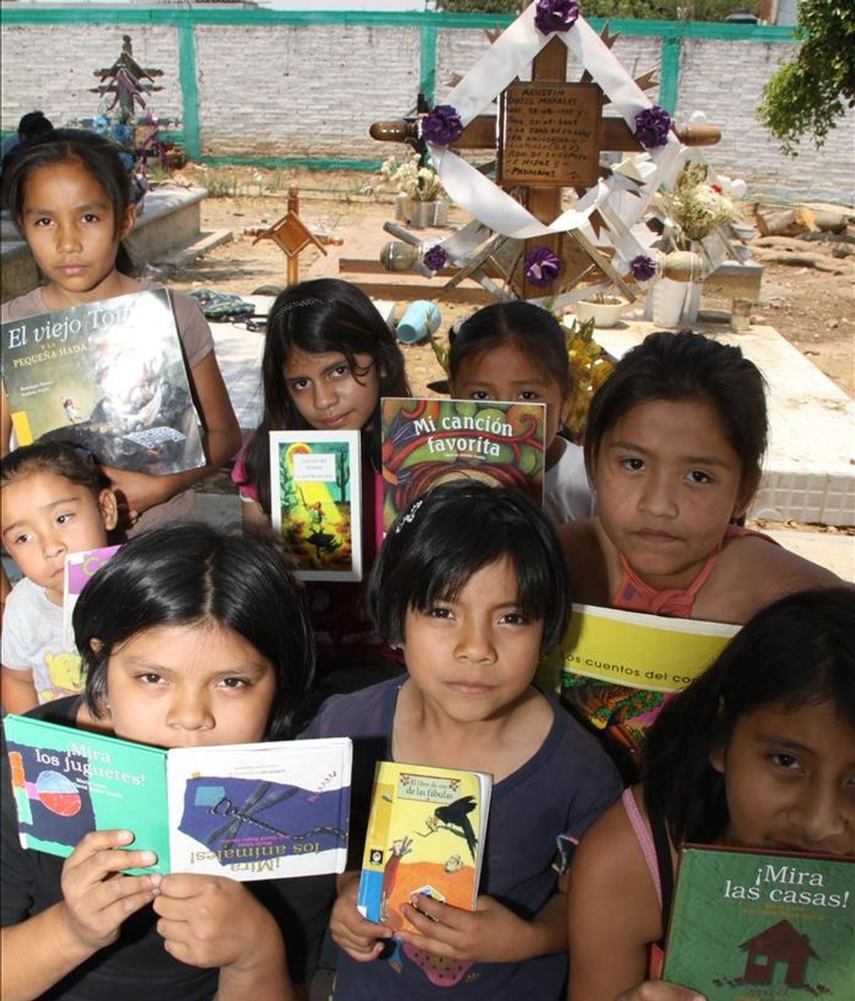 Imagen del 16 de abril en la que se observa a un grupo de niñas que leen en el panteón del poblado de Temixco, en el estado de Morelos, México. EFE