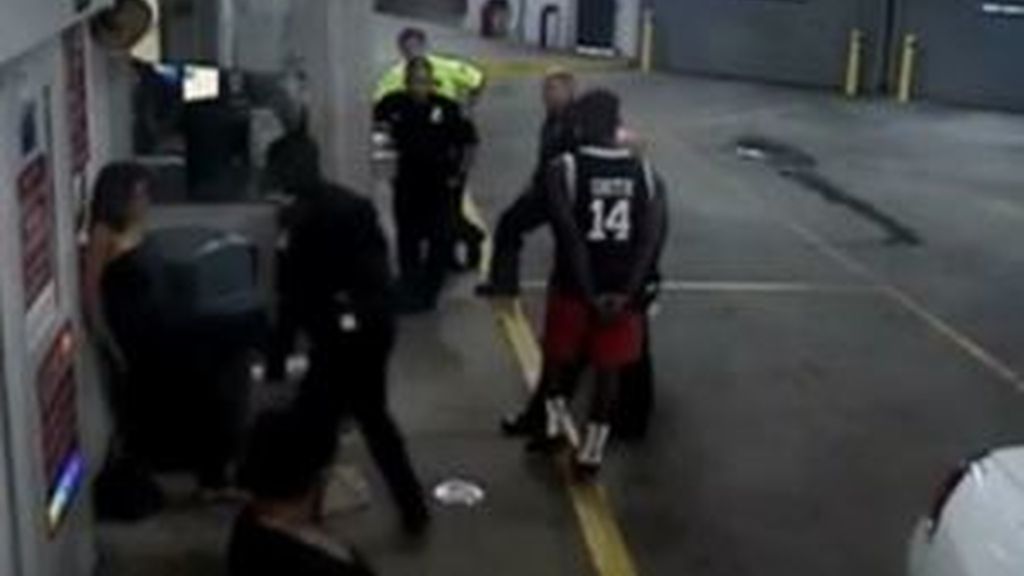 Sale a la luz un vídeo de un policía de Florida pegando a una detenida