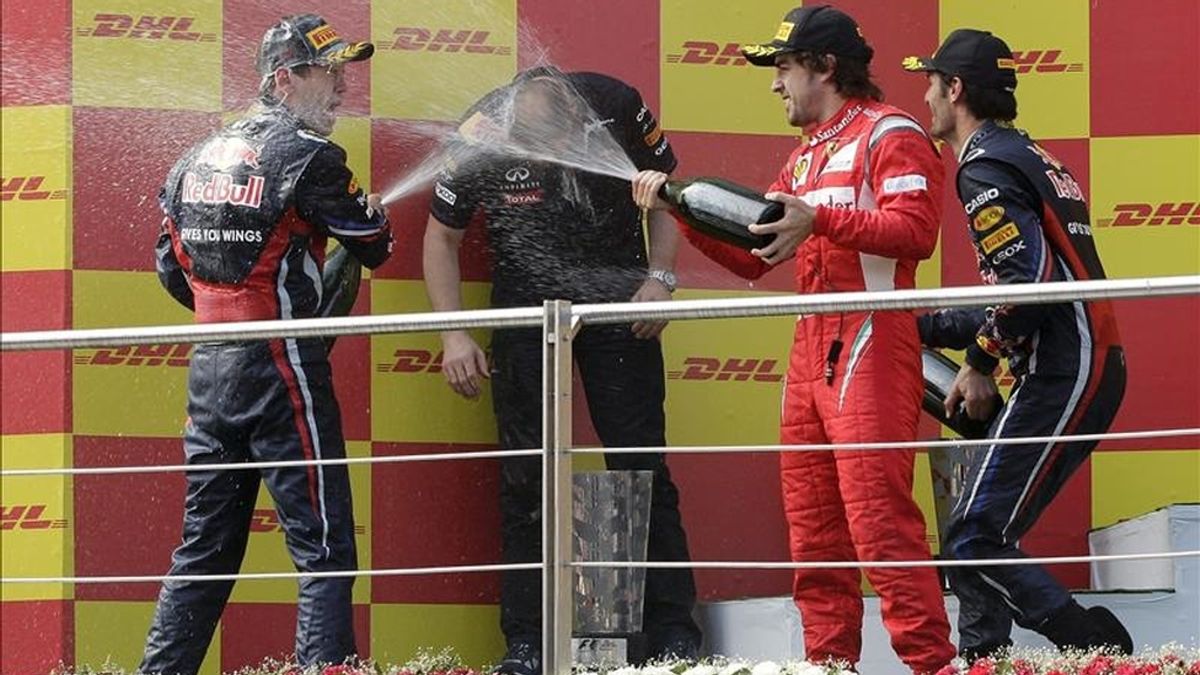 El piloto español Fernando Alonso (2d), de la escudería Ferrari, celebra en el podio su tercer puesto en el Gran Premio de Fórmula Uno de Turquía en el circuito de Estambul. El alemán Sebastian Vettel (i), de Red Bull Racing, consiguió la primera posición y su compañero de escudería, el australiano Mark Webber (d), fue segundo. EFE