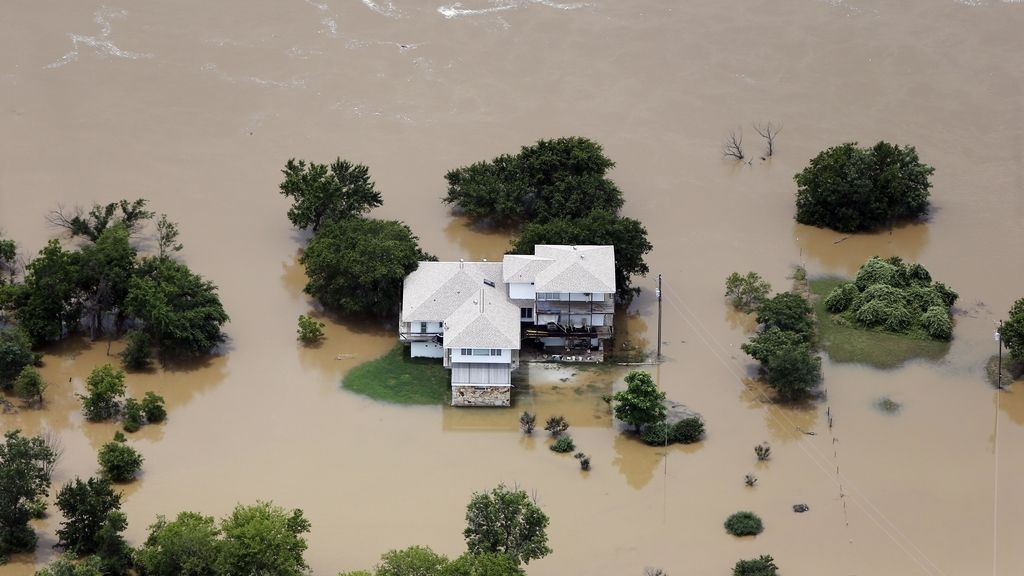 Nuevas lluvias azotan el norte de Texas, dejando al menos 20 muertos