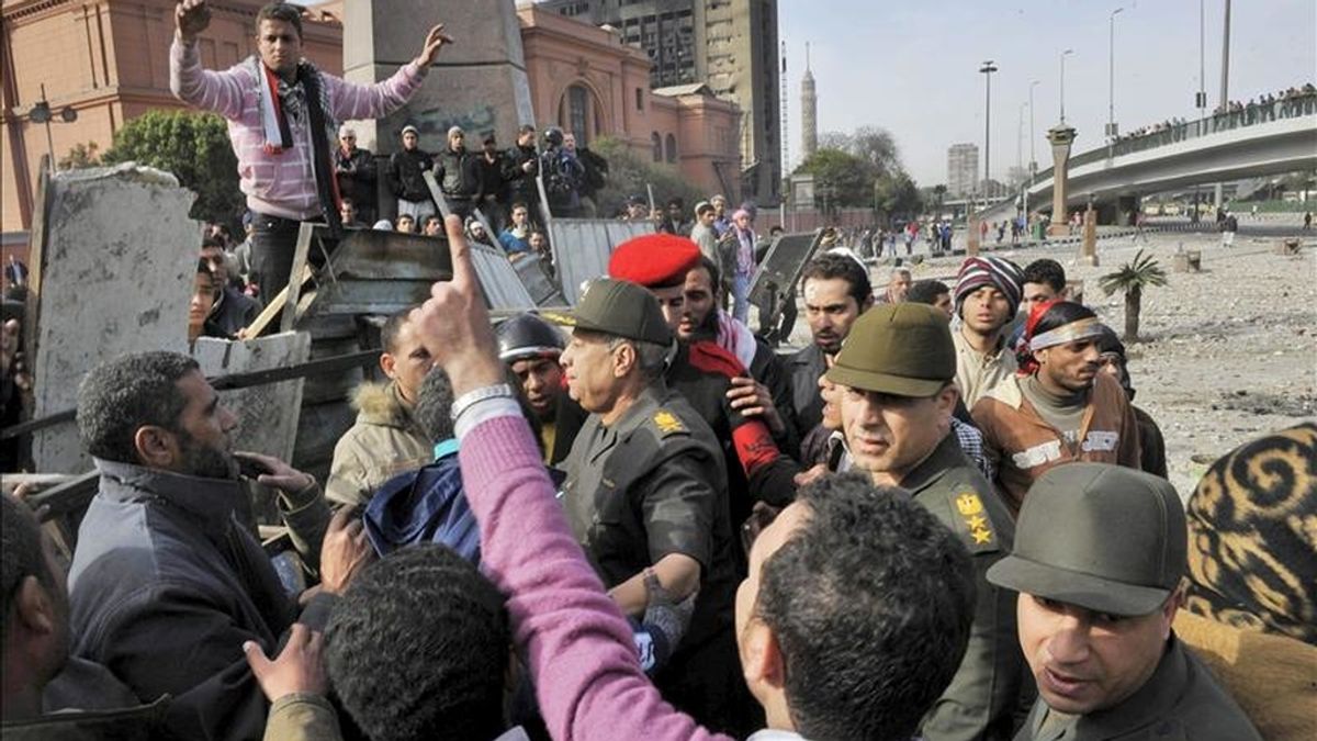 Militares egipcios se interponen este jueves para evitar enfrentamientos entre diversos grupos en una zona próxima a la Plaza Tahrir de El Cairo, Egipto. EFE