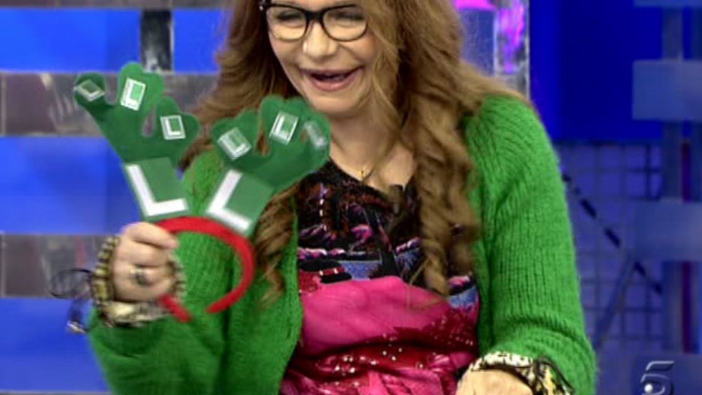 Sus compañeros le dan la bienvenida con dos regalos muy originales