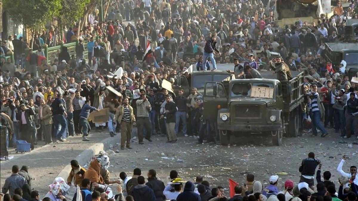 Vista general de los choques entre partidarios del presidente egipcio, Hosni Mubarak, y opositores en la plaza Tahrir, Egipto. EFE