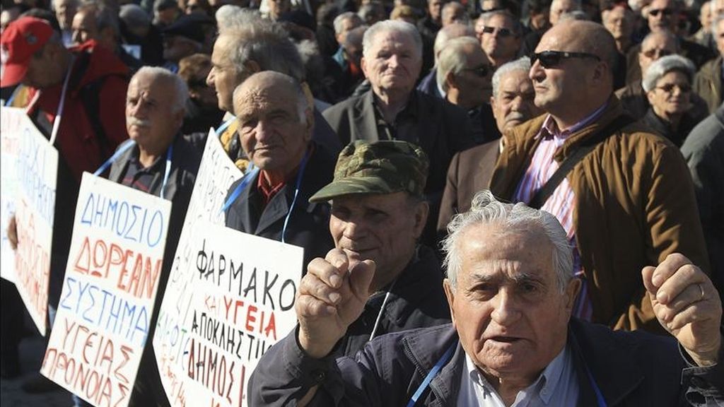 Pensionistas griegos protestan frente al Parlamento griego en el centro Atenas (Grecia). EFE/Archivo