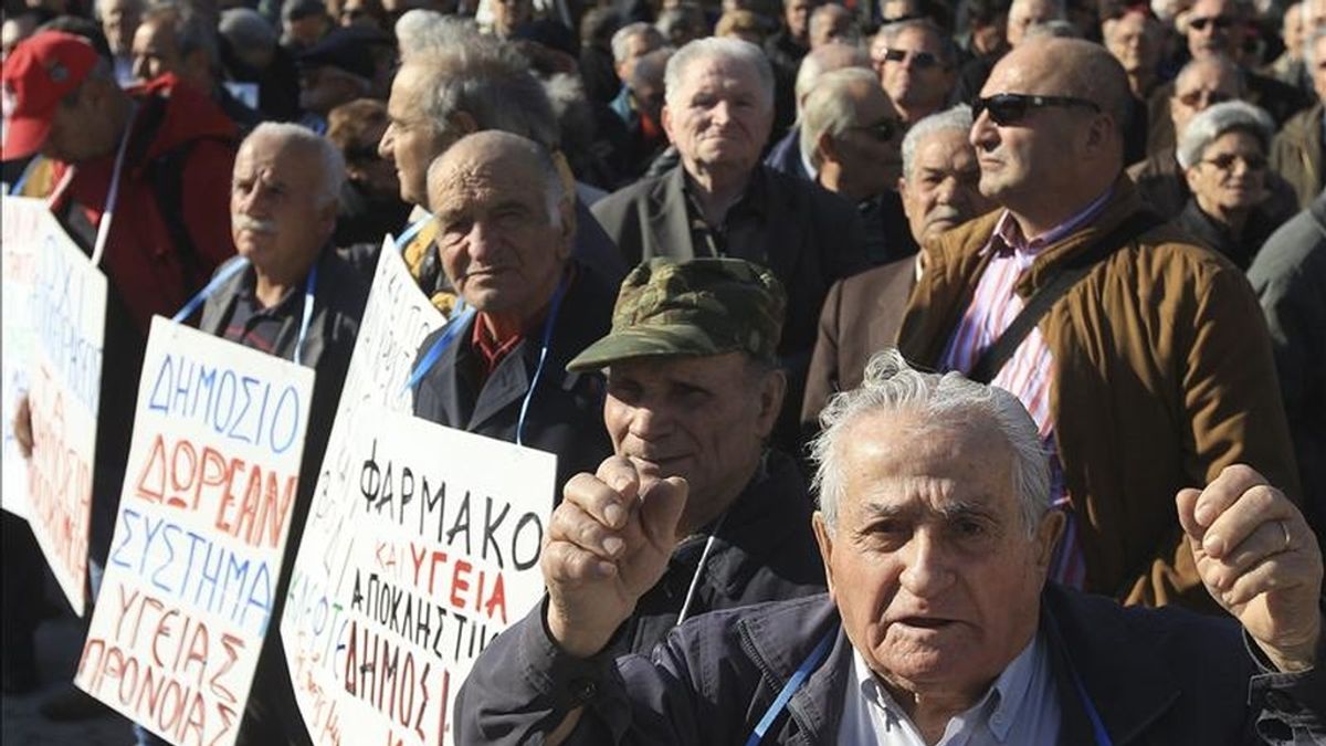 Pensionistas griegos protestan frente al Parlamento griego en el centro Atenas (Grecia). EFE/Archivo