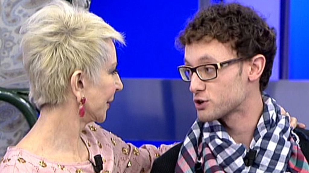 Los colaboradores, poco a poco, traspasan las vallas que les separan de Karmele