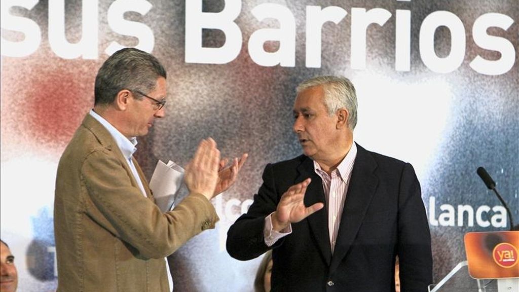El presidente del PP andaluz, Javier Arenas, recibe los aplausos del alcalde de Madrid, Alberto Ruiz Gallardón (i), tras su intervención en el acto de apoyo al candidato de este partido a la Alcaldía de Sevilla en las próximas elecciones municipales. EFE