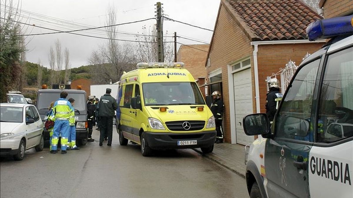 Una ambulancia junto a una vivienda en la que murieron dos personas por inhalación de monóxido de carbono en la localidad madrileña de Valdilecha hace dos años. EFE/Archivo