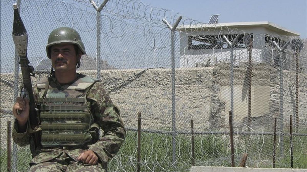 Un soldado afgano vigila la prisión de Kandahar (Afganistán) hoy, lunes, 25 de abril de 2011. Cientos de presos talibanes escaparon hoy de la prisión de Kandahar, en el sur de Afganistán, a través de un túnel de unos 360 metros que los insurgentes excavaron durante cinco meses, confirmaron fuentes oficiales y de la insurgencia. EFE