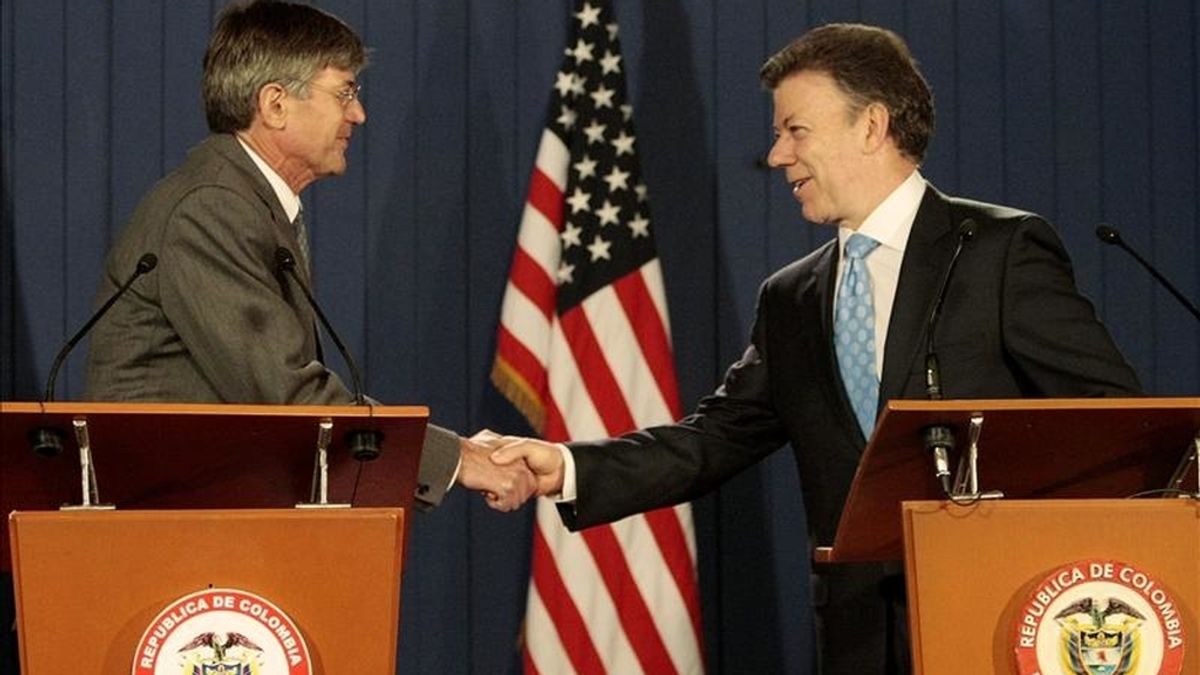 El presidente de Colombia, Juan Manuel Santos (d), estrecha la mano del subsecretario de Estado del Gobierno de Barack Obama, James Steinberg (i). EFE/Archivo