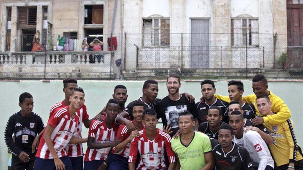 Sergio Ramos hace felices a los niños de La Habana