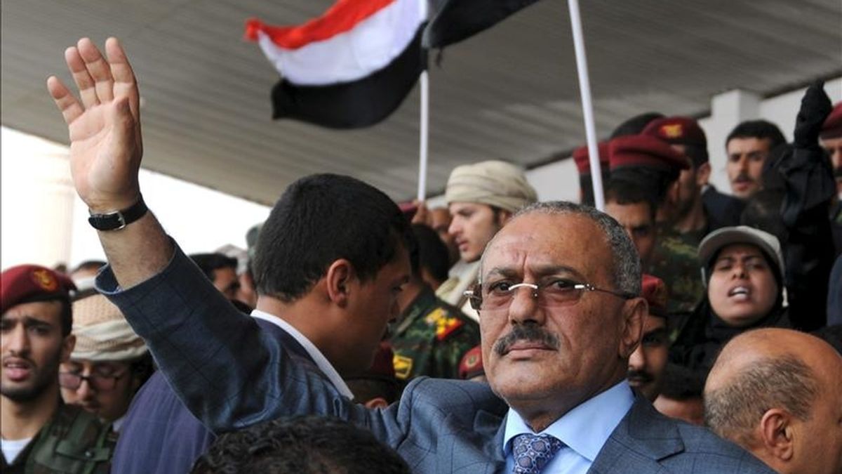 El presidente yemení Ali Abdalá Saleh saluda durante un encuentro con sus seguidores, en Saná, Yemen, el pasado 8 de abril. EFE/Archivo