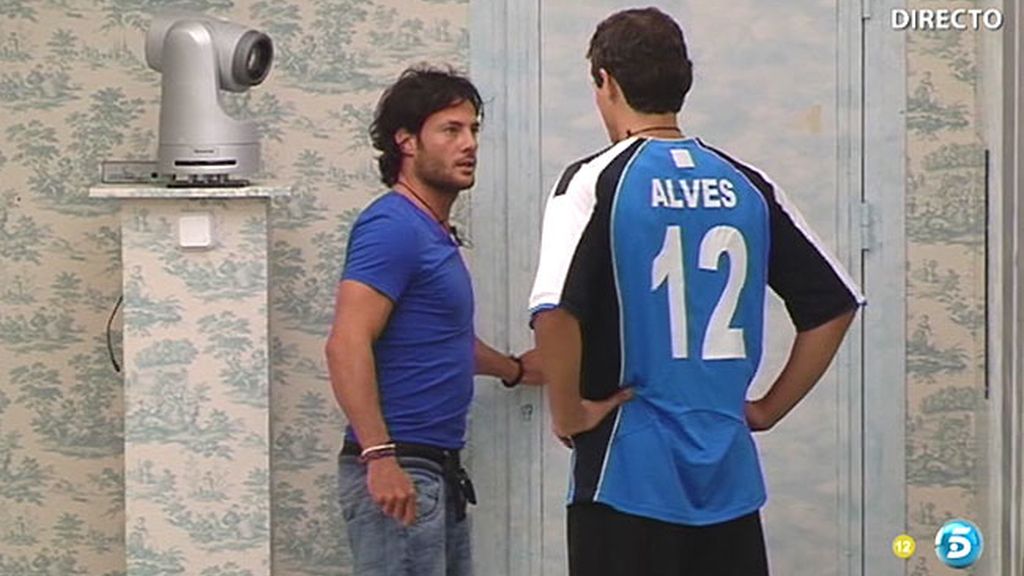 Alessandro elige a Fael para que le acompañe al confesionario