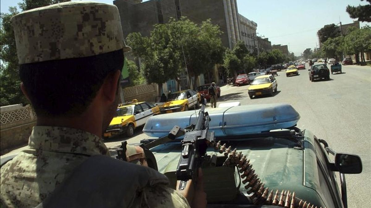 Soldados afganos patrullan hoy en Herat (Afganistán). EFE