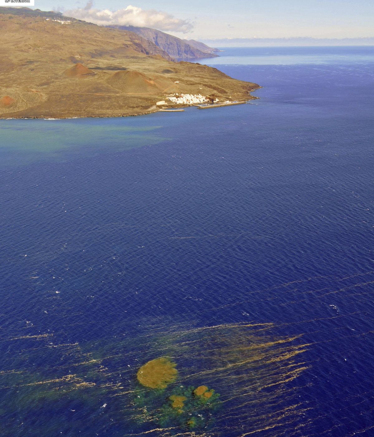Fotografía facilitada por la Guadia Civil del aspecto que mostraban las manchas en el mar producto de los materiales expulsados tras la erupción submarina de la isla de El Hierro (Canarias)