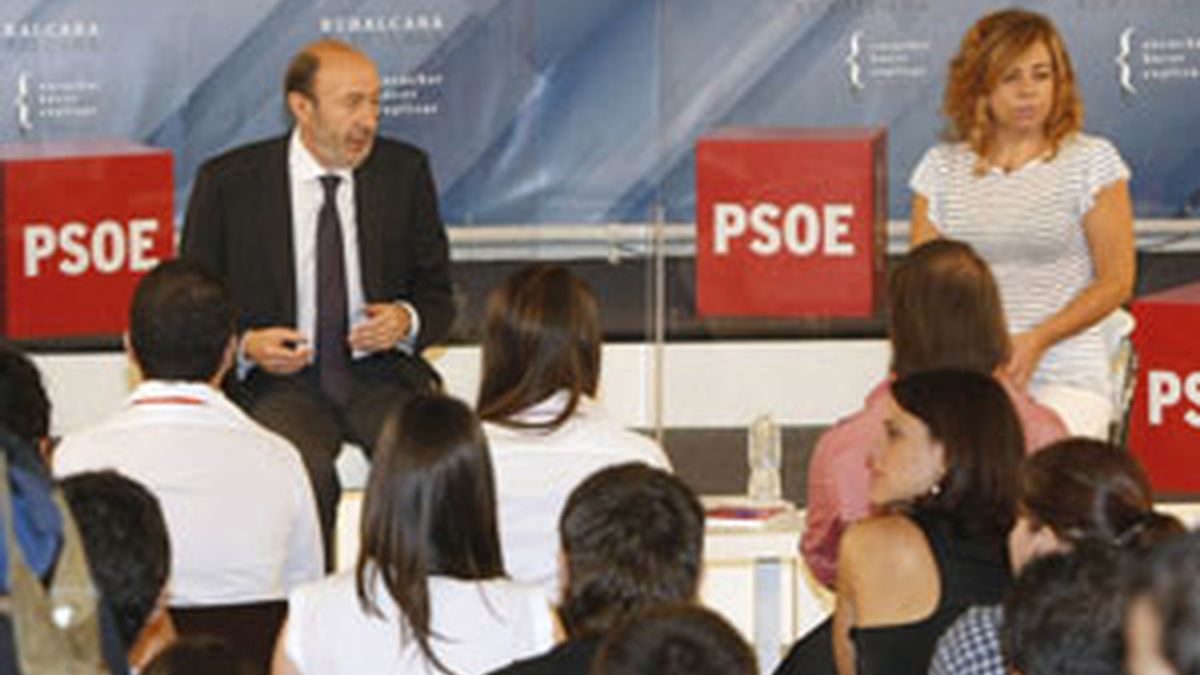 El candidato del PSOE a la Presidencia del Gobierno, Alfredo Pérez Rubalcaba, junto a Elena Valenciano, durante su intervención en el encuentro "Diálogos con Rubalcaba" FOTO: EFE