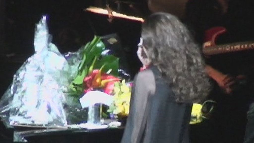 La cantante no puede evitar las lágrimas