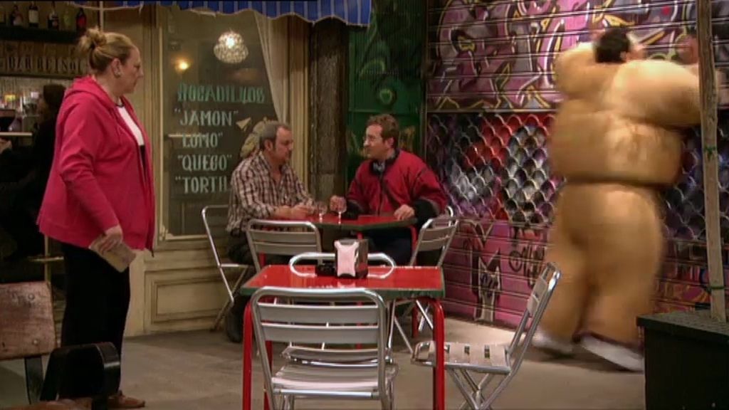 Su madre le pone un antiguo traje suyo de cuando era vedette