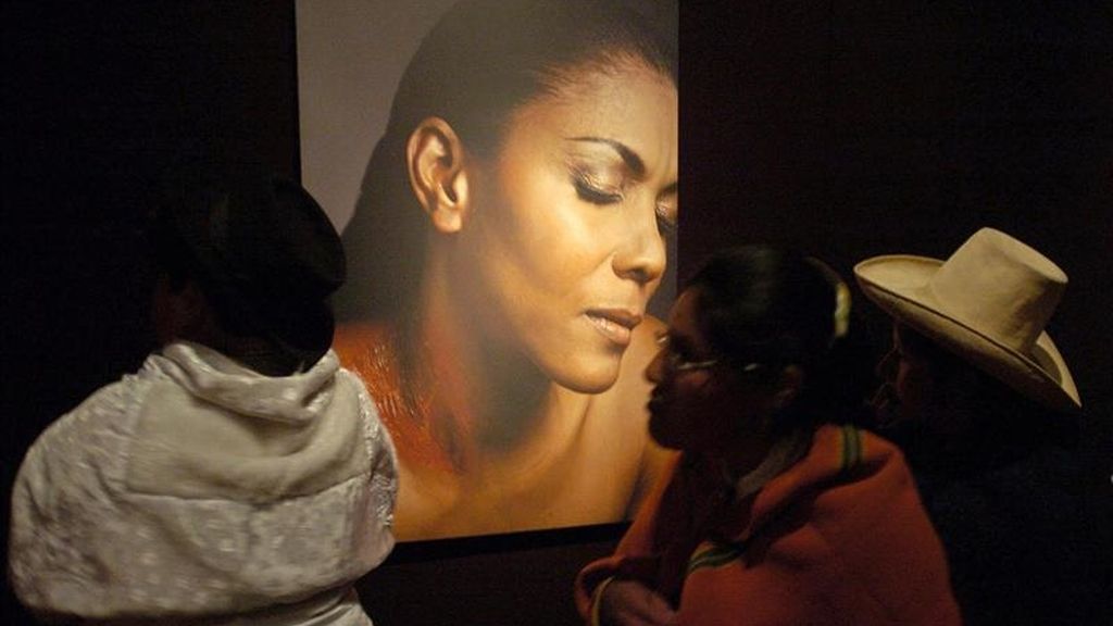 Fotografía de noviembre de 2006 en la que se registró a varias mujeres al asistir a una muestra fotográfica en el Centro Cultural de España en Lima, que celebras sus 15 años de existencia. EFE/Archivo